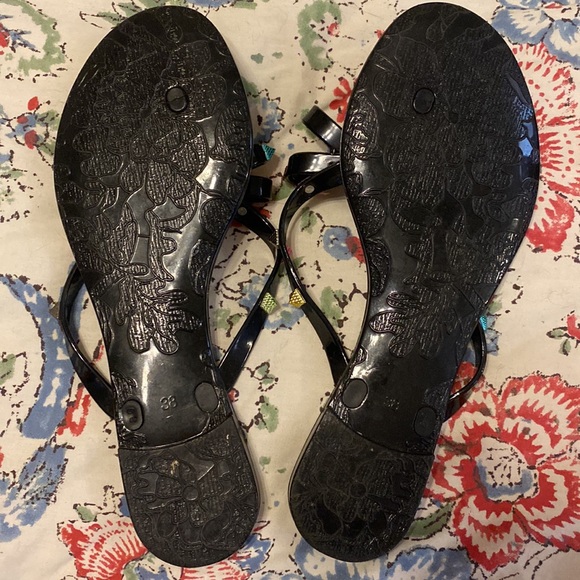 Size 7 jelly bow flip flops with multicolored pyramid studs - Picture 4 of 4